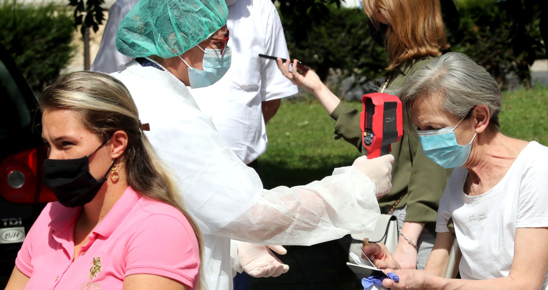 epa08637370 A medical staff attends to a woman as she arrives to test for coronavirus, at a hospital in Sarajevo, Bosnia and Herzegovina, 31 August 2020. Countries around the world are taking increased measures to stem the widespread of the SARS-CoV-2 coronavirus which causes the Covid-19 disease.  EPA/FEHIM DEMIR