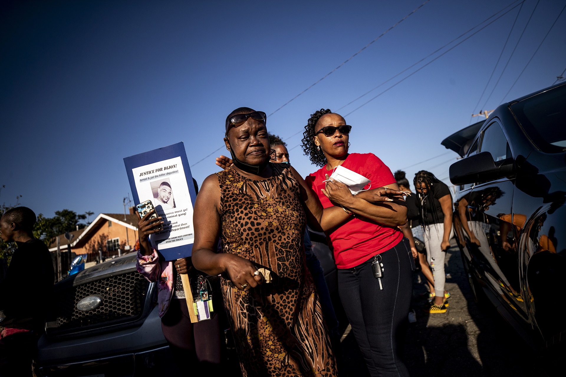 epa08640524 Dijon Kizzee's aunt Debra Ray (L) cries where Dijon Kizzee was shot by two sheriff deputies in Westmont, Los Angeles, California, USA, 01 September 2020. Dijon Kizzee, a 29-year-old Black man, was shot 20 times in the back by Los Angeles police officers after being stopped for a bicycle violation on 31 August 2020.  EPA/ETIENNE LAURENT