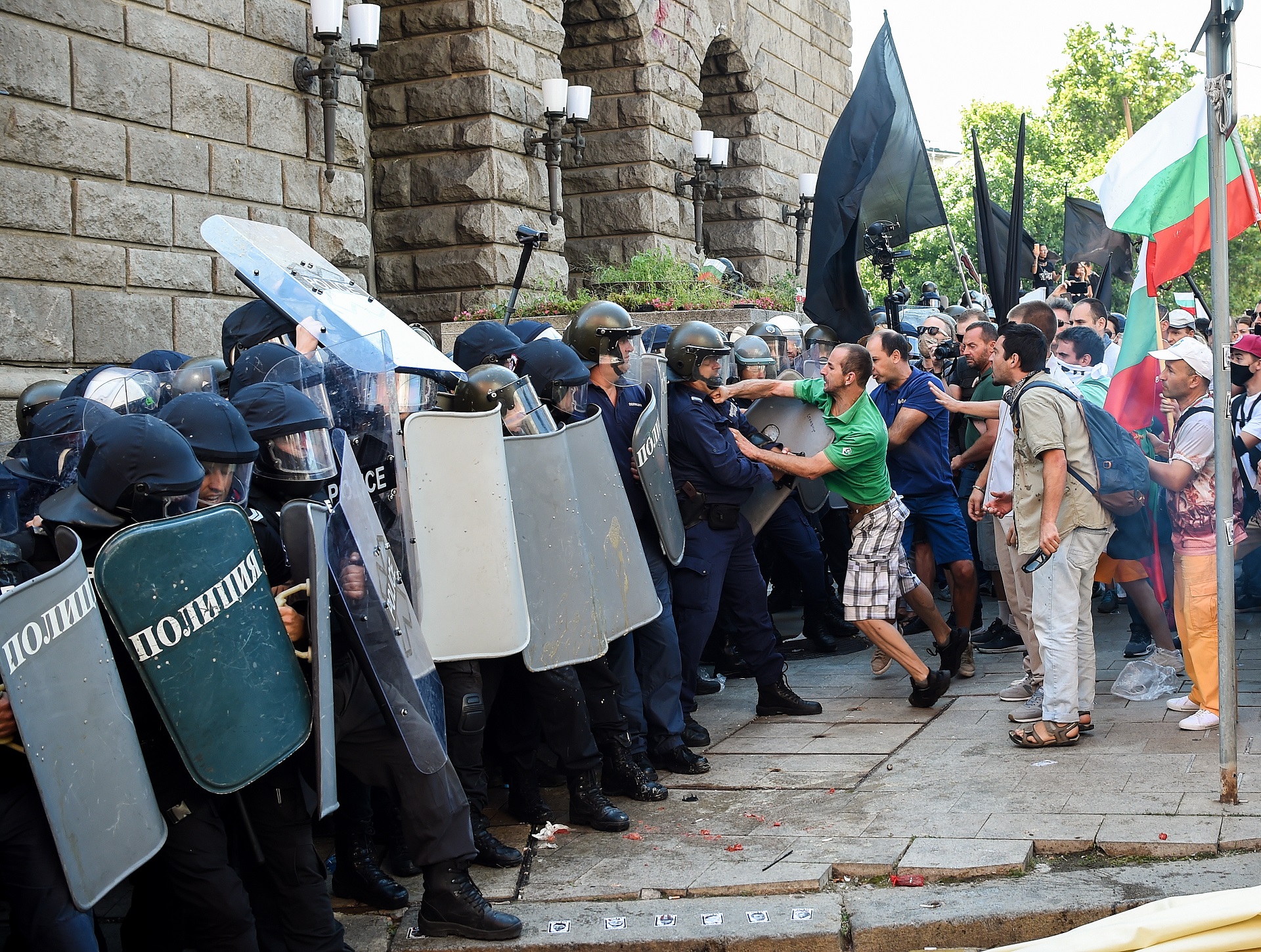 epa08640930 Gendarmerie clashes with protesters during an anti-government protest held in front of the Parliament building in Sofia, Bulgaria, 02 September 2020. Hundreds of demonstrators once again gathered in the capital's downtown area to demand the resignation of Prime Minister Boyko Borisov and his government.  EPA/Borislav Troshev