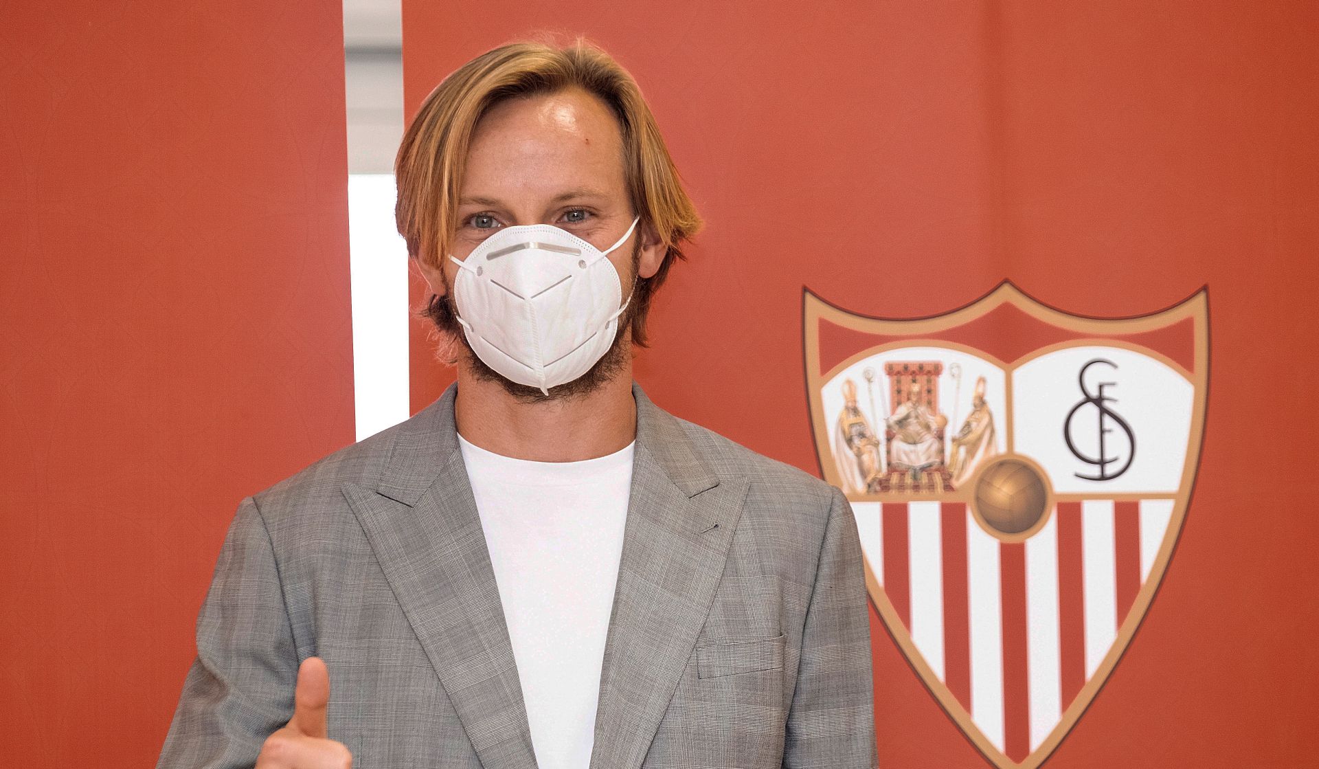 epa08642152 Croatian midfielder Ivan Rakitic poses for photographers during his arrival to the airport on occasion of his presentation as a new Sevilla FC player, in Sevilla, Spain, 02 September 2020. Rakitic has signed a 4-year deal with Sevilla, his previous club before FC Barcelona.  EPA/Pepo Herrera