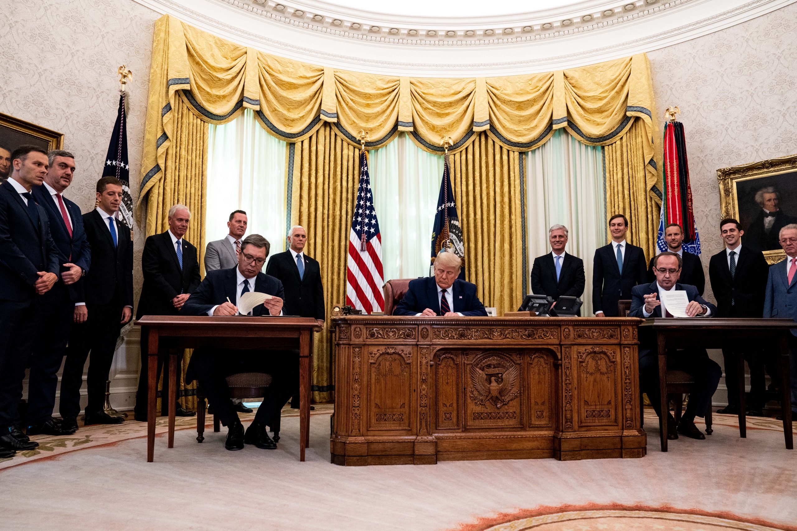 epa08646866 US President Donald J. Trump (C) participates in a signing ceremony and trilateral meeting with the President of the Republic of Serbia, Aleksandar Vučić (L), and the Prime Minister of the Republic of Kosovo, Avdullah Hoti (R), at the White House, in Washington, DC, USA, on 04 September 2020.  EPA/ANNA MONEYMAKER / POOL