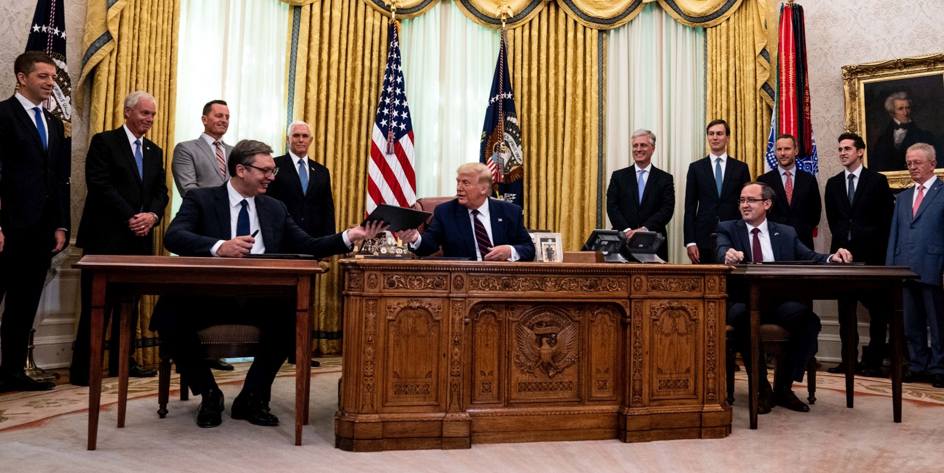 epa08646873 US President Donald J. Trump (C) participates in a signing ceremony and trilateral meeting with the President of the Republic of Serbia, Aleksandar Vucic (L), and the Prime Minister of the Republic of Kosovo, Avdullah Hoti (R), at the White House, in Washington, DC, USA, on 04 September 2020.  EPA/ANNA MONEYMAKER / POOL