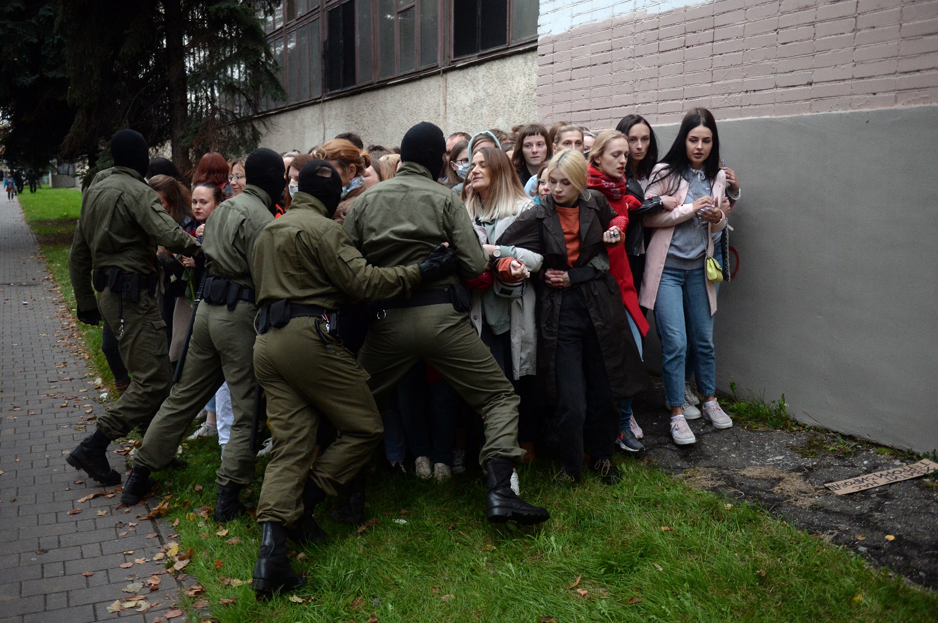 epa08654994 Belarus women, opposition activists resist the police attempt to detain them, as they gathered to support their current leader Maria Kolesnikova, in Minsk, Belarus, 08 September 2020. According to media reports citing eyewitnesses and fellow campaign members, Kolesnikova was detained by unidentified persons in Minsk on 07 September and taken to the border with Ukraine early 08 September to be deported, which she reportedly refused by ripping up her passport. The Belarusian State Border Committee confirmed the detention of Maria Kolesnikova on the border.  EPA/STRINGER