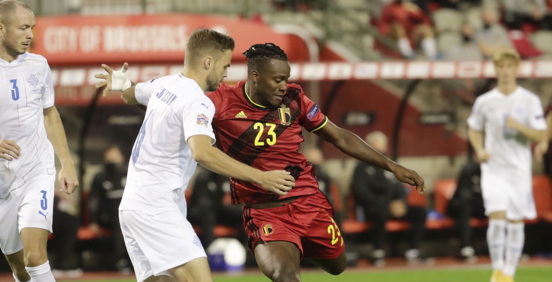 epa08655069 Belgium player Michy Batshuayi fights for the ball with Iceland player Holmar Eyjolfsson (L) during Nations league soccer match Between Belgium and Iceland at King Baudouin stadium in Brussels, Belgium, 08 September 2020.  EPA/OLIVIER HOSLET