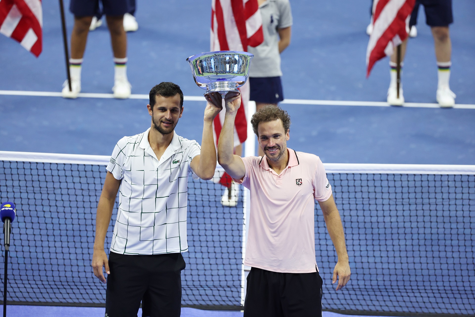 epa08660077 Mate Pavic of Croatia (L) and Bruno Soares of Brazil (R) celebrate with the Championship Trophy after defeating Wesley Koolhof of the Netherlands and Nikola Mektic of Croatia in the men's doubles final match on the eleventh day of the US Open Tennis Championships the USTA National Tennis Center in Flushing Meadows, New York, USA, 10 September 2020. Due to the coronavirus pandemic, the US Open is being played without fans and runs from 31 August through 13 September.  EPA/JUSTIN LANE
