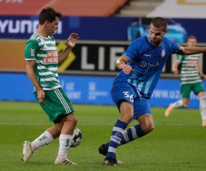 epa08671425 Thomas Murg of Rapid Wien (L) and Dino Arslanagic of KAA Gent in action during the UEFA Champions League, third qualifying round match between KAA Gent and SK Rapid Wien at the Ghelamco Arena in Gent, Belgium, 15 September 2020.  EPA/STEPHANIE LECOCQ
