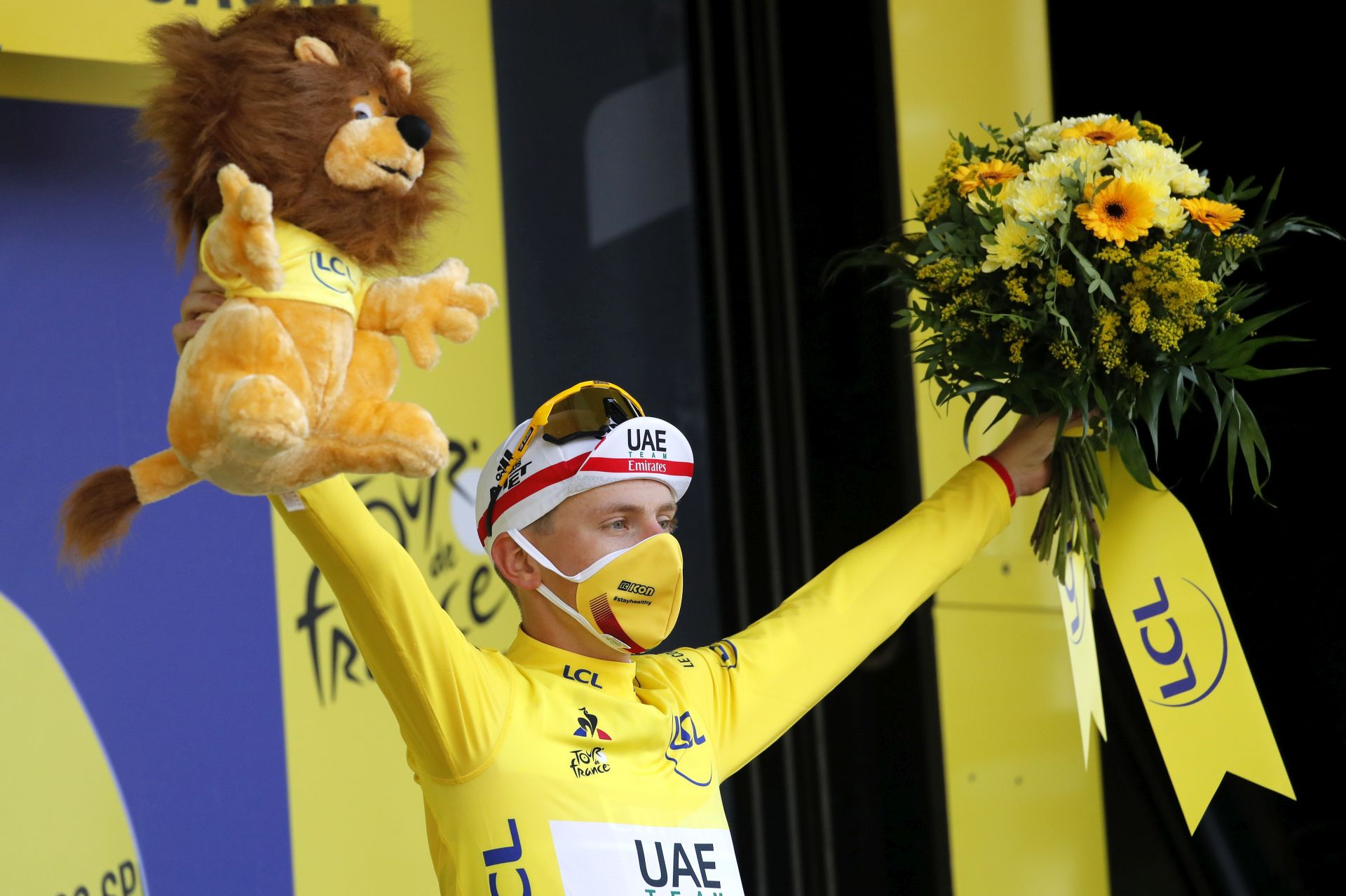 epa08681916 Slovenian rider Tadej Pogacar of the UAE-Team Emirates wearing the overall leader's yellow jersey celebrates on the podium after winning the 20th stage of the Tour de France cycling race, a 36.2km individual time trial from Lure to La Planche des Belles Filles, France, 19 September 2020.  EPA/Christophe Ena / Pool