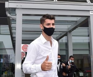 epa08687704 Juventus F.C's new player Alvaro Morata wears a face mask as he arrives at the club’s medical center in Turin, Italy, 22 September 2020.  EPA/ALESSANDRO DI MARCO
