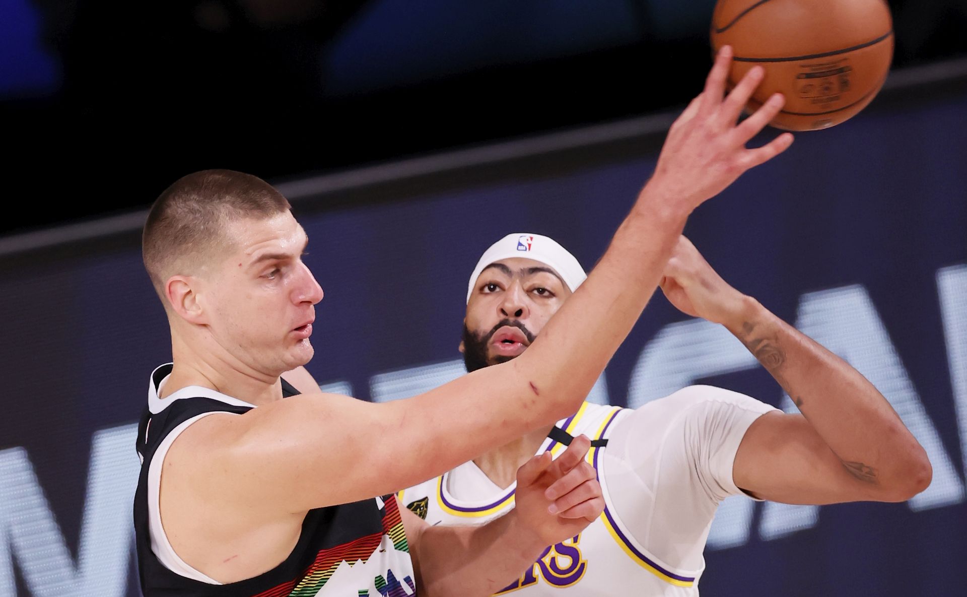 epa08689541 Denver Nuggets center Nikola Jokic (L) makes a pass as Los Angeles Lakers forward Anthony Davis (R) defends during the first half of the NBA basketball Western Conference finals playoff game three between the Los Angeles Lakers and the Denver Nuggets at the ESPN Wide World of Sports Complex in Kissimmee, Florida, USA, 22 September 2020.  EPA/ERIK S. LESSER SHUTTERSTOCK OUT