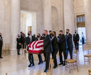epa08690800 The flag-draped casket of Justice Ruth Bader Ginsburg, carried by Supreme Court police officers, arrives in the Great Hall at the Supreme Court in Washington, DC, USA, 23 September 2020. Justice Ginsburg, 87, died on 18 September from complications of pancreatic cancer.  EPA/ANDREW HARNIK / POOL
