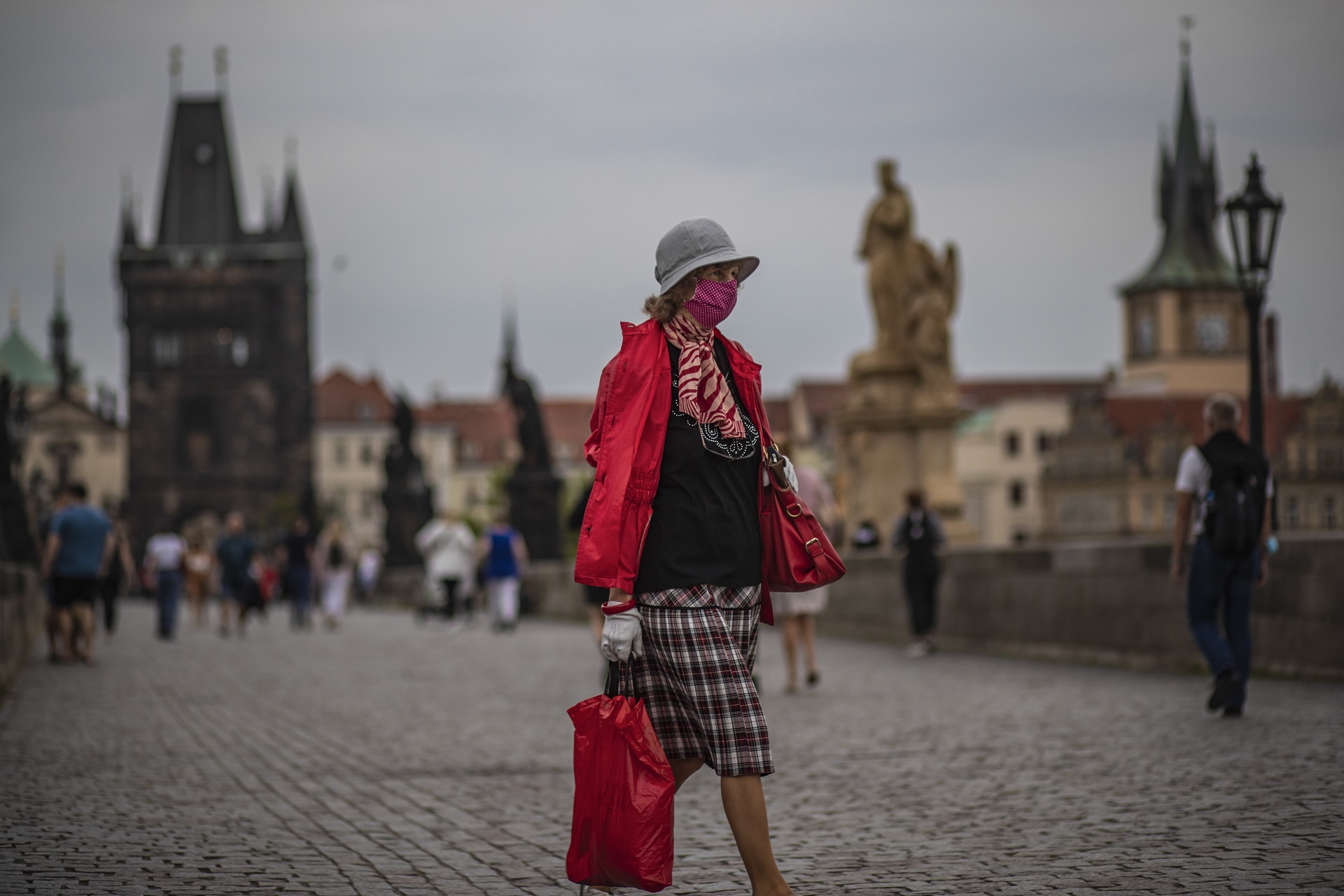 epa08691913 A woman wearing protective face mask walks on Charles Bridge in Prague, Czech Republic, 23 September 2020. Czech Republic had record rise in COVID-19 disease caused by the SARS-CoV-2 coronavirus from last week as country has second highest increase in Europe, after Spain.  EPA/MARTIN DIVISEK  EPA-EFE/MARTIN DIVISEK