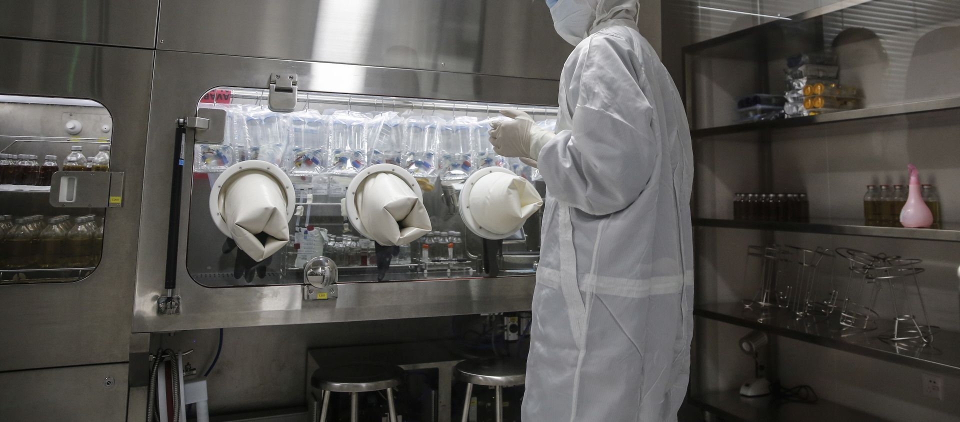 epa08693050 An employee works at the facility of Sinovac Biotech during a government-organized media visiting in Beijing, China, 24 September 2020. Sinovac is a Chinese vaccine maker that is developing the COVID-19 vaccine candidate called CoronaVac.  EPA/WU HONG