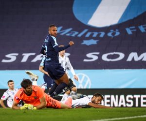 epa08694153 Malmo's Isaac Kiese Thelin (C) scores the opening goal during the UEFA Europe League third qualifying round soccer match between Malmo FF and NK Lokomotiva Zagreb at Malmo New Stadium, in Malmo, Sweden, 24 September 2020.  EPA/Anders Bjuro/TT *** SWEDEN OUT ***