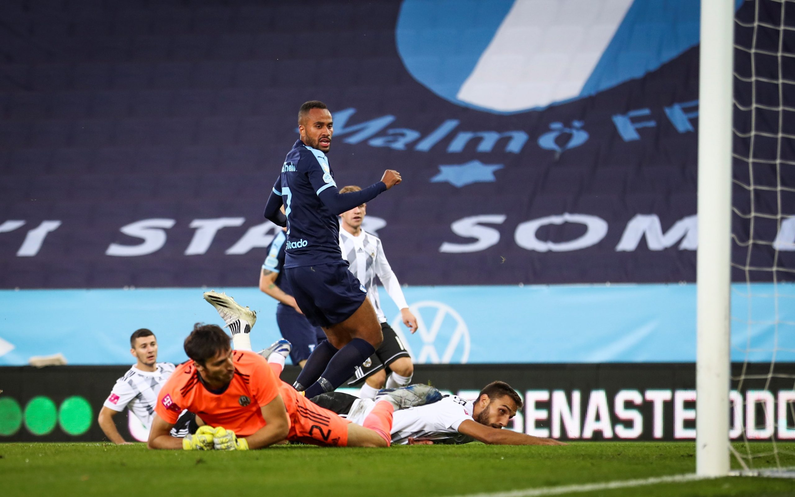 epa08694153 Malmo's Isaac Kiese Thelin (C) scores the opening goal during the UEFA Europe League third qualifying round soccer match between Malmo FF and NK Lokomotiva Zagreb at Malmo New Stadium, in Malmo, Sweden, 24 September 2020.  EPA/Anders Bjuro/TT *** SWEDEN OUT ***
