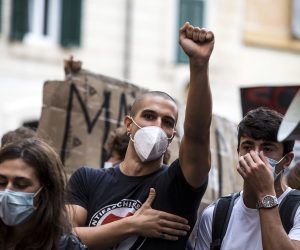 epa08695997 Students gather during a demonstration in Rome, Italy, 25 September 2020. Students are protesting against the rules set up for the opening of schools amid the COVID-19 coronavirus pandemic.  EPA/ANGELO CARCONI