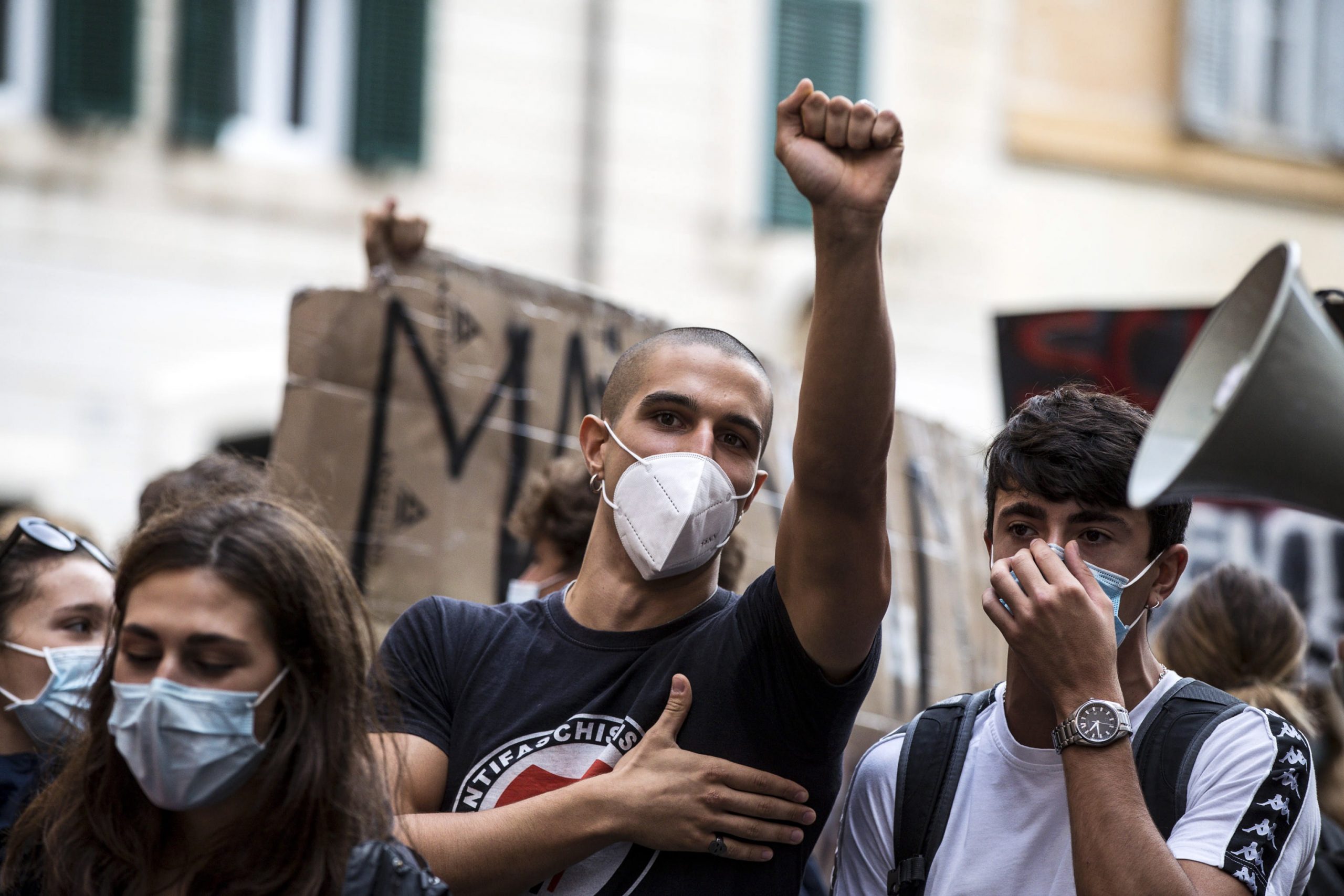 epa08695997 Students gather during a demonstration in Rome, Italy, 25 September 2020. Students are protesting against the rules set up for the opening of schools amid the COVID-19 coronavirus pandemic.  EPA/ANGELO CARCONI