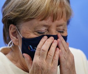 epa08706232 German Chancellor Angela Merkel puts on her face mask after a press conference after the meeting of German Federal State Premiers at the Chancellery in Berlin, Germany, 29 September 2020. The German Prime Ministerial Conference took place earlier in the day in Berlin to discuss the current coronavirus situation and possible change of measures.  EPA/CLEMENS BILAN / POOL