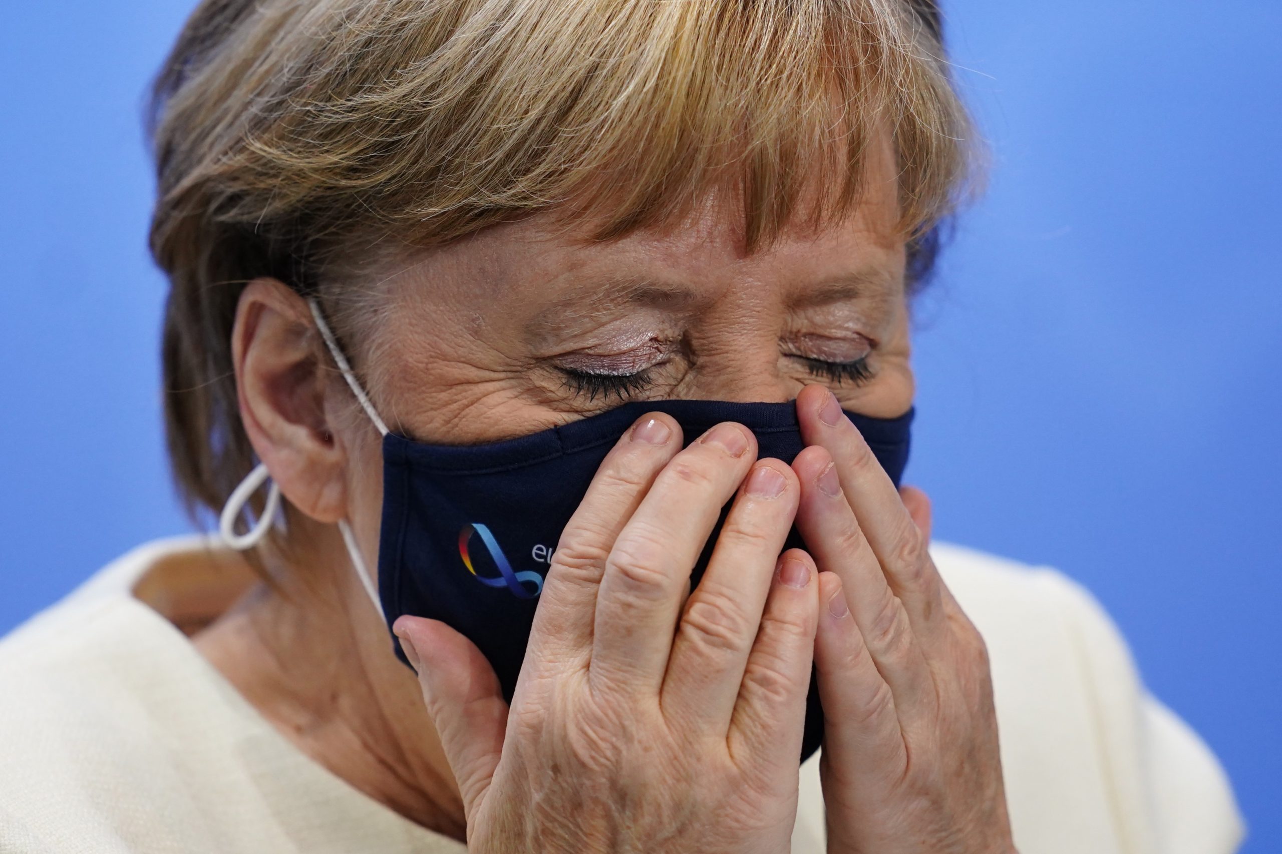 epa08706232 German Chancellor Angela Merkel puts on her face mask after a press conference after the meeting of German Federal State Premiers at the Chancellery in Berlin, Germany, 29 September 2020. The German Prime Ministerial Conference took place earlier in the day in Berlin to discuss the current coronavirus situation and possible change of measures.  EPA/CLEMENS BILAN / POOL