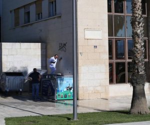 04.09.2020.,Split - Uklanjaju se grafiti protiv gradonacelnika Andre Krstulovica Opare i HNS-a koji su osvanuli na zgradi Gradskog poglavarstva.
Photo:Ivo Cagalj/PIXSELL