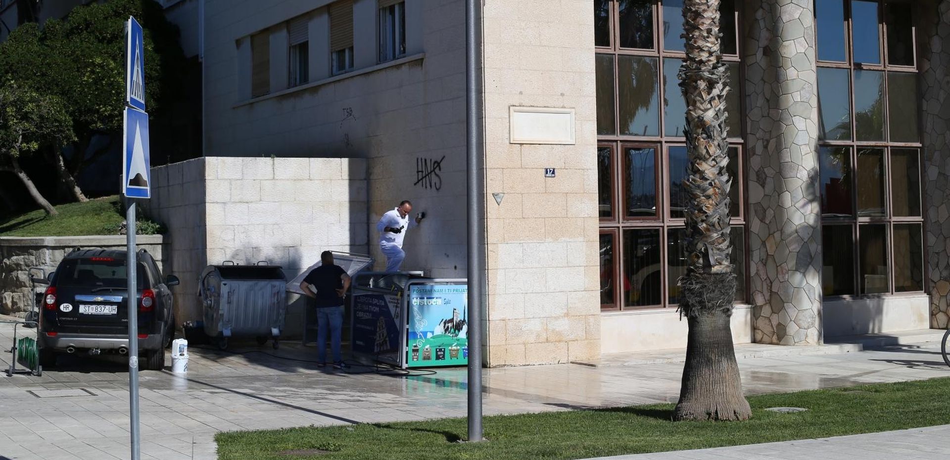 04.09.2020.,Split - Uklanjaju se grafiti protiv gradonacelnika Andre Krstulovica Opare i HNS-a koji su osvanuli na zgradi Gradskog poglavarstva.
Photo:Ivo Cagalj/PIXSELL