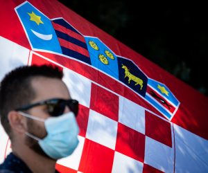 07.09.2020., Split - Ilustracija gradana s maskom ispred hrvatske zastave.
Photo:j Milan Sabic/PIXSELL