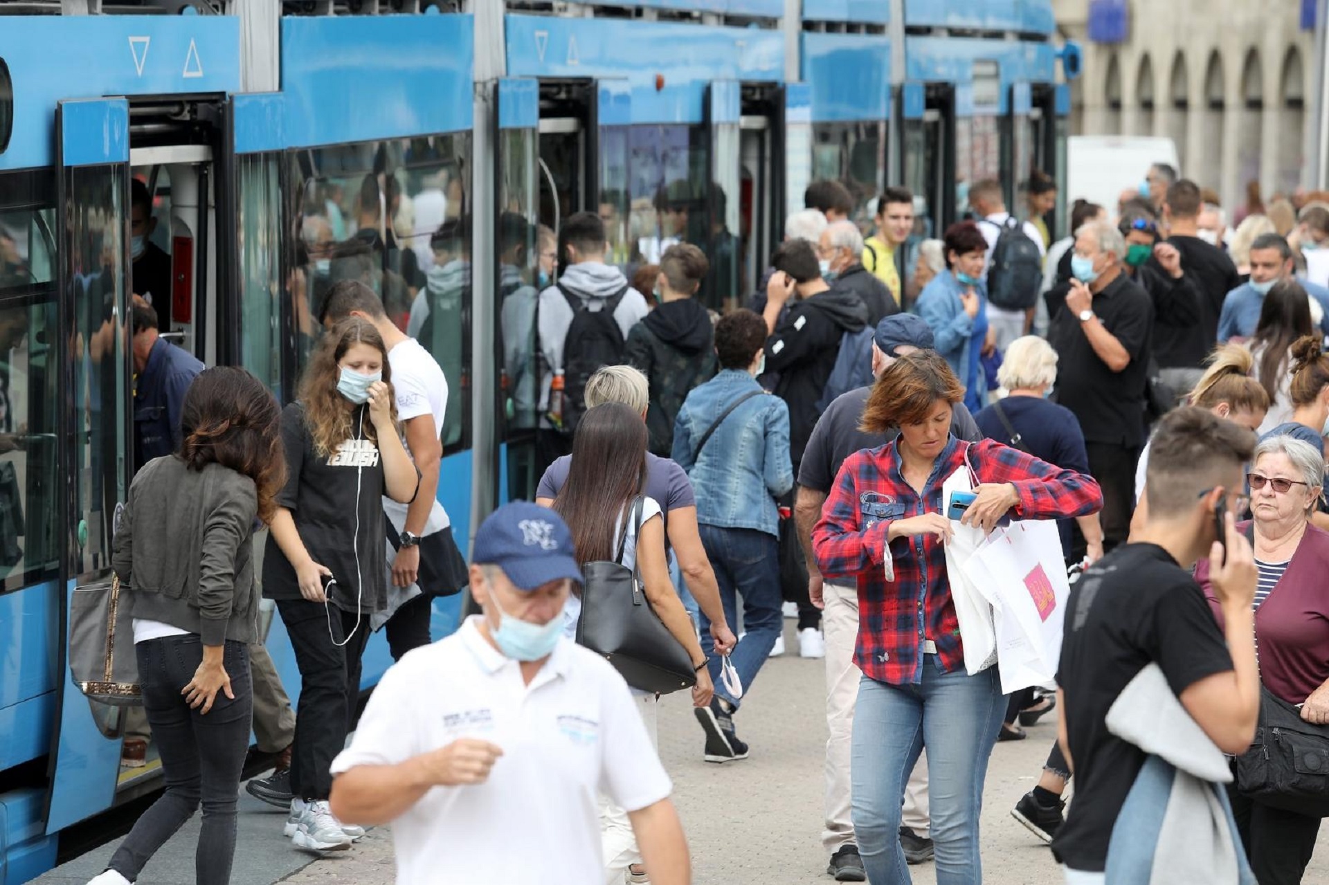 07.09.2020., Zagreb - S prvim danom nove skolske godine , iako je povecan broj linija,  povecale su se i guzve u tramvajima.
Photo: Patrik Macek/PIXSELL