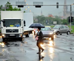 31.05.2010., Zagreb - Kisni dan u gradu usporio promet i napravio lokve po zagrebackim cestama.
Photo: Marko Lukunic/PIXSELL