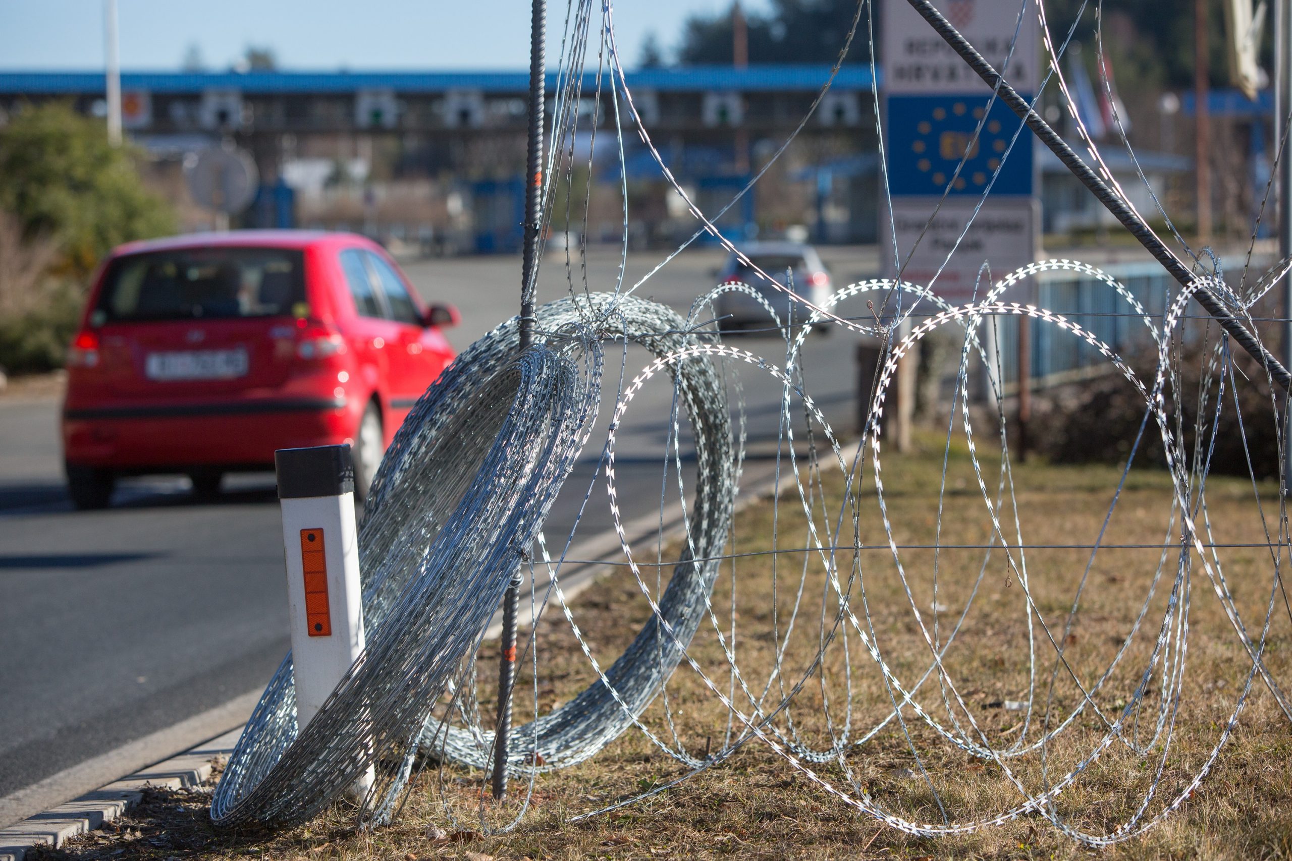11.12.2015., Rupa - Slovenska vojska postavlja bodljikavu zicu na granicnim prijelazima Rupa i Pasjak.
Photo: Nel Pavletic/PIXSELL