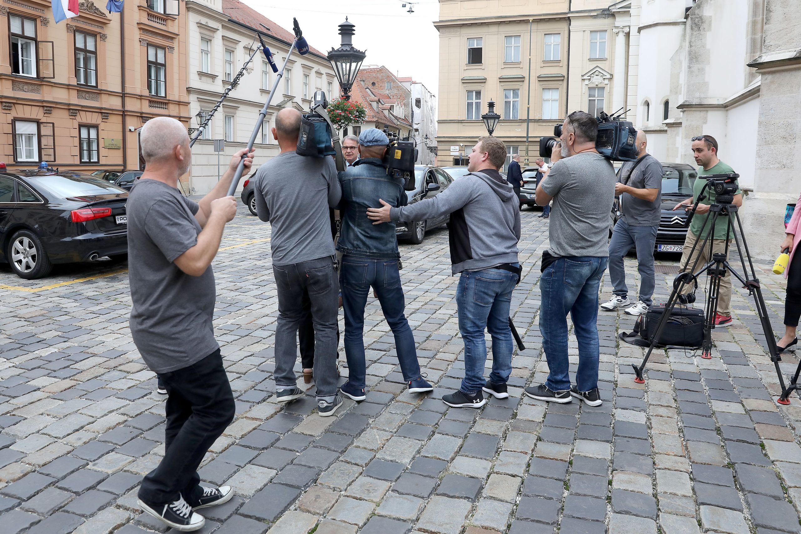 12.09.2019., Zagreb - Novinari i snimatelji cekaju ministre ispred Banskih dvora.
Photo: Patrik Macek/PIXSELL