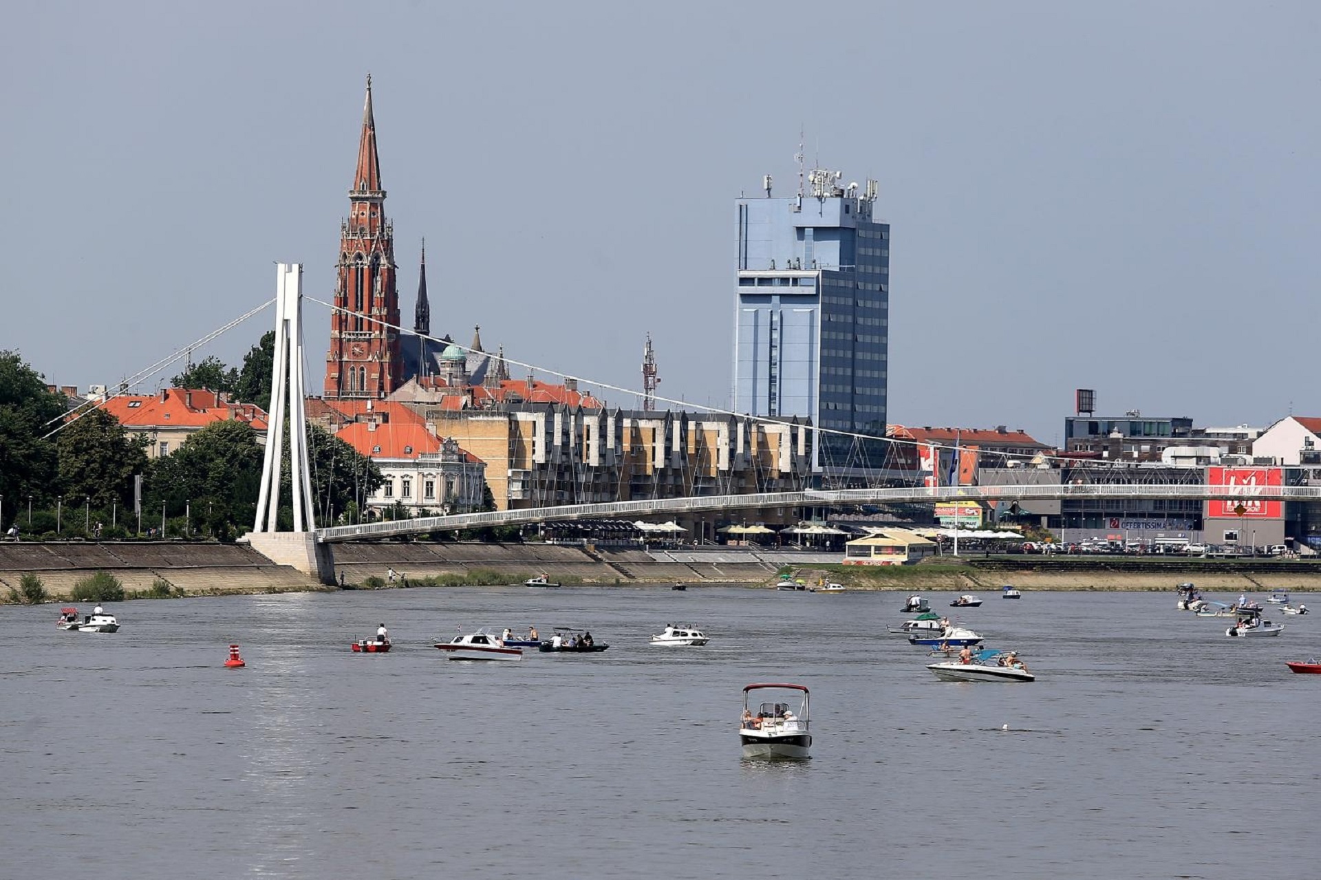 13.06.2015., Osijek - Veliki broj Osjecana krenulo iz Zimske luke camcima na 15 regatu Osijek - Aljmas.
Photo: Davor Javorovic/PIXSELL