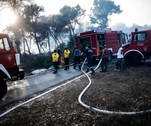 13.09.2020., Otok Ciovo - Vatrogasci gase pozar koji je u popodnevnim satima buknuo pored kuca na otoku Ciovu.
Photo: Milan Sabic/PIXSELL