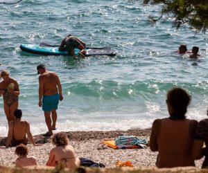 29.08.2020., Pula - Skokovi u vodu, kupanje i suncanje na plazi Lungo Mare
Photo: Srecko Niketic/PIXSELL