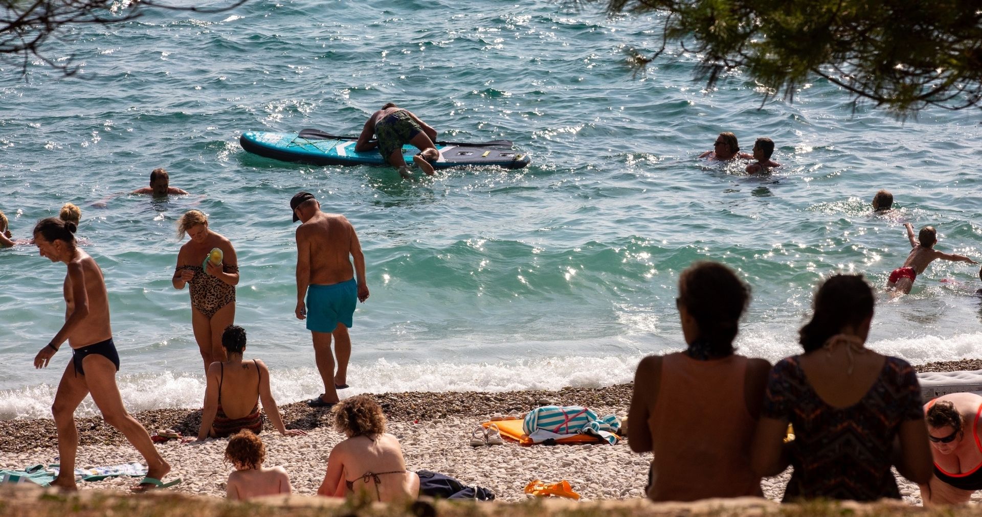 29.08.2020., Pula - Skokovi u vodu, kupanje i suncanje na plazi Lungo Mare
Photo: Srecko Niketic/PIXSELL