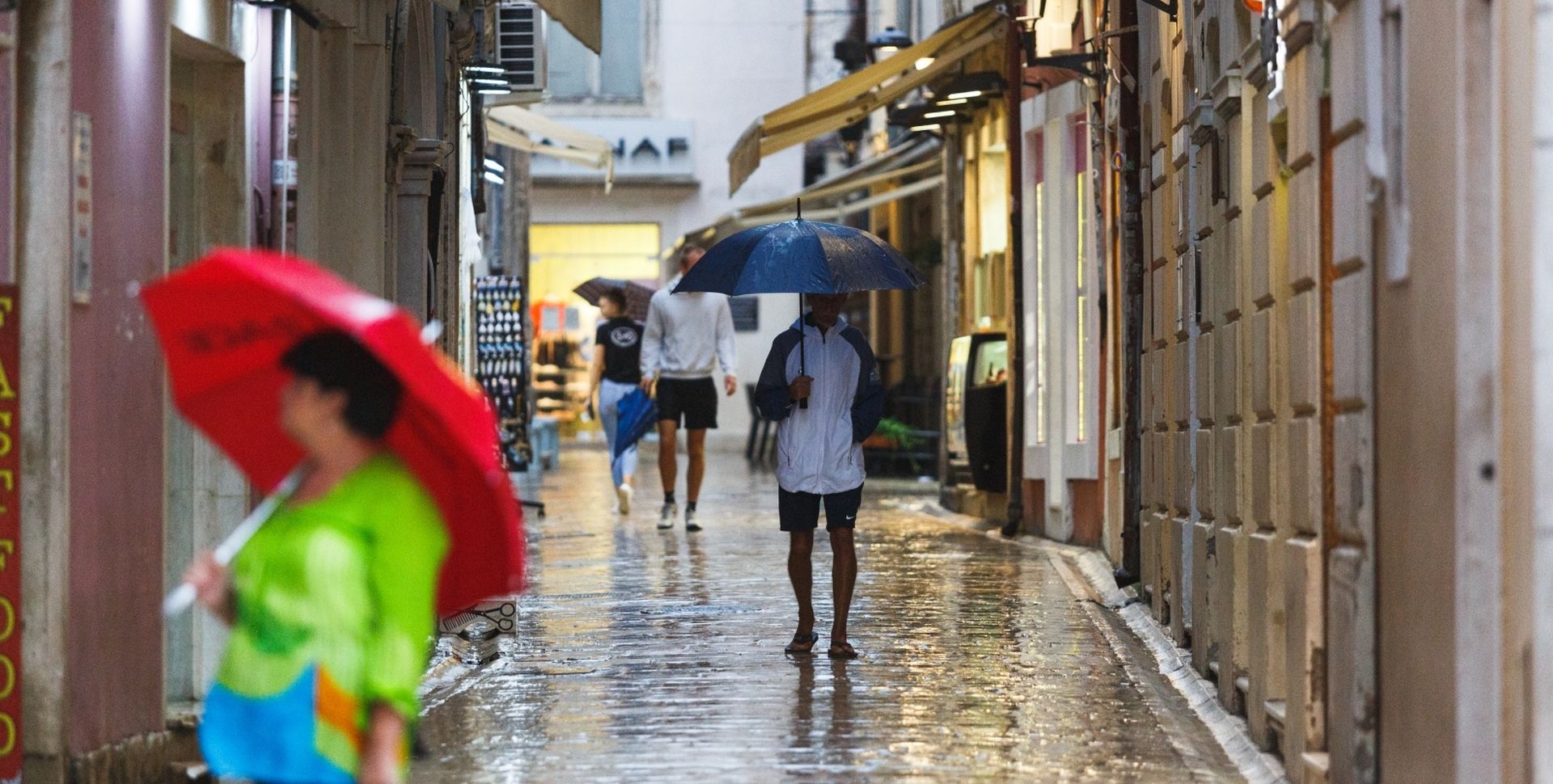 31.08.2020., Zadar - Promjena vremena koja je donijela kisu i zahladjenje ispraznila je ulice Zadra.  Photo: Marko Dimic/PIXSELL