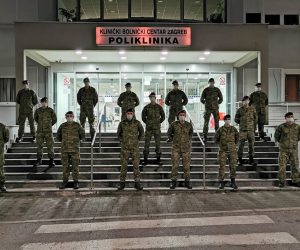 Budite odgovorni i nosite maske, poruka je poručnice Lenkić koja zajedno s 20 pripadnika HV-a sudjeluje u postavljanju šatora kod KBC Zagreb