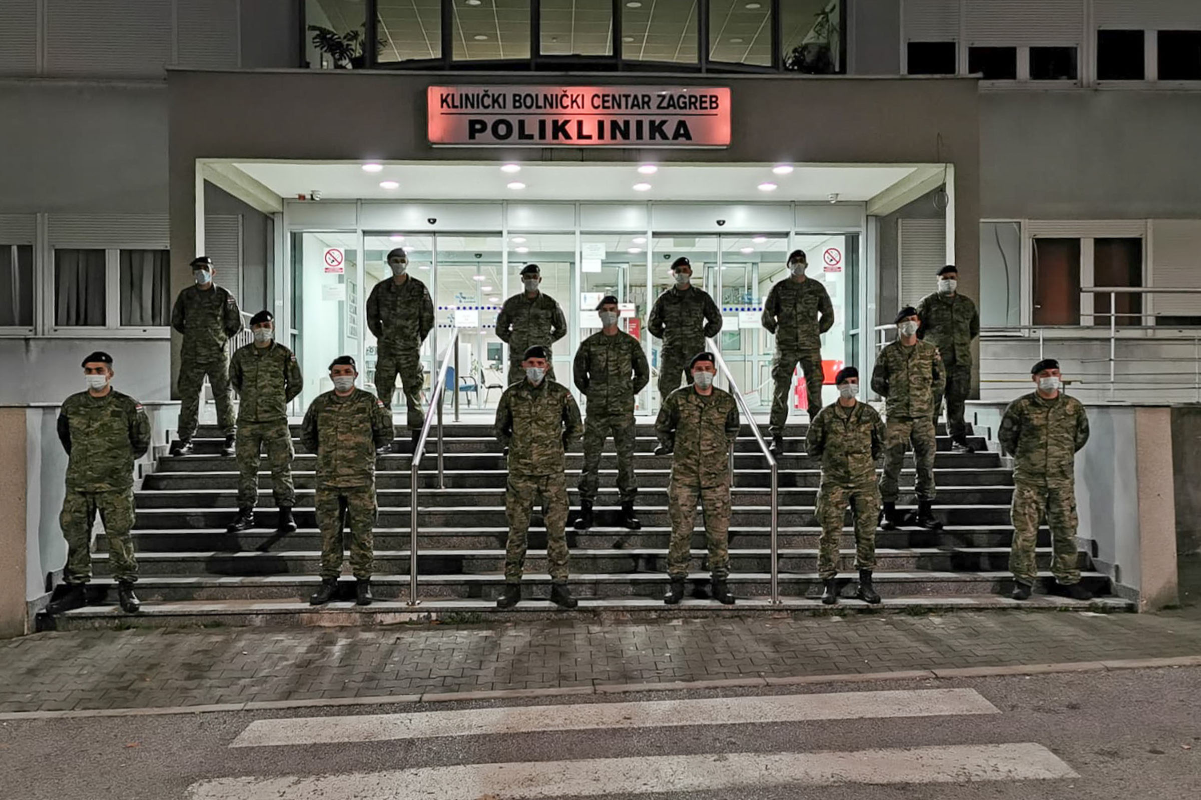 Budite odgovorni i nosite maske, poruka je poručnice Lenkić koja zajedno s 20 pripadnika HV-a sudjeluje u postavljanju šatora kod KBC Zagreb