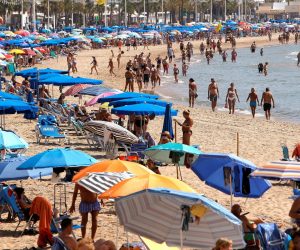 epa08672896 People enjoy the last days of summer at the Benidrom beach in Alicante, eastern Spain, 16 September 2020.  EPA/MORELL
