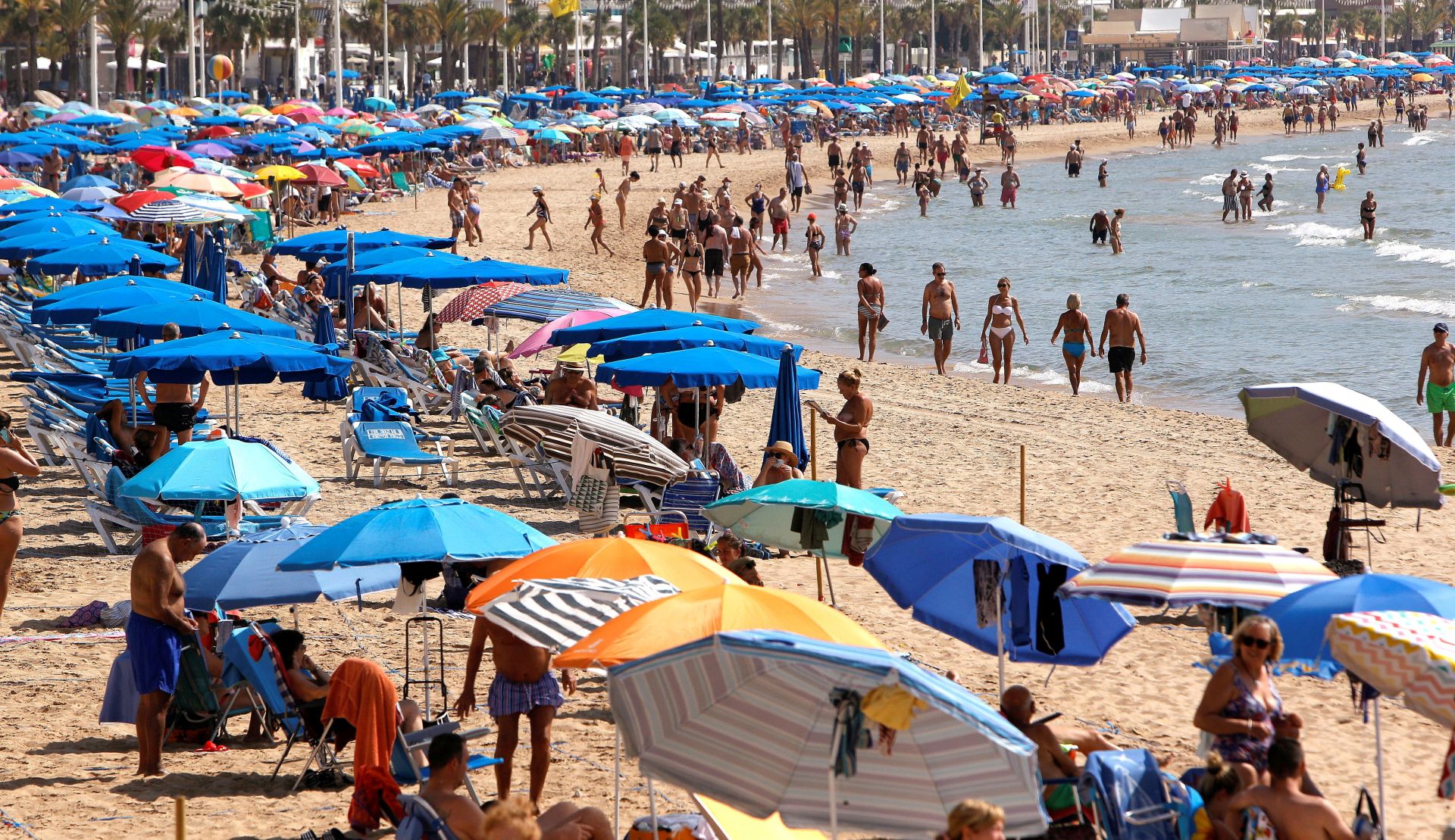 epa08672896 People enjoy the last days of summer at the Benidrom beach in Alicante, eastern Spain, 16 September 2020.  EPA/MORELL