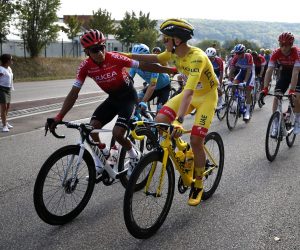 epa08684194 Slovenian rider Tadej Pogacar (CR) of UAE-Team Emirates wearing the overall leader's yellow jersey and Colombian rider Nairo Quintana (L) of Arkea-Samsic team greet each other during the 21st stage of the Tour de France cycling race over 122 km from Mantes la Jolie to Paris, France, 20 September 2020.  EPA/SEBASTIEN NOGIER