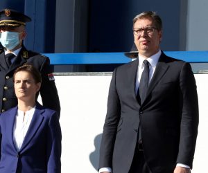 epa08693353 Serbian President Aleksandar Vucic (C), Prime Minister Ana Brnabic (L) and Interior Minister Nebojsa Stefanovic (R) attend the promotion of the 23rd and 24th class of new police officers in Belgrade, Serbia, 24 September 2020.  EPA/KOCA SULEJMANOVIC