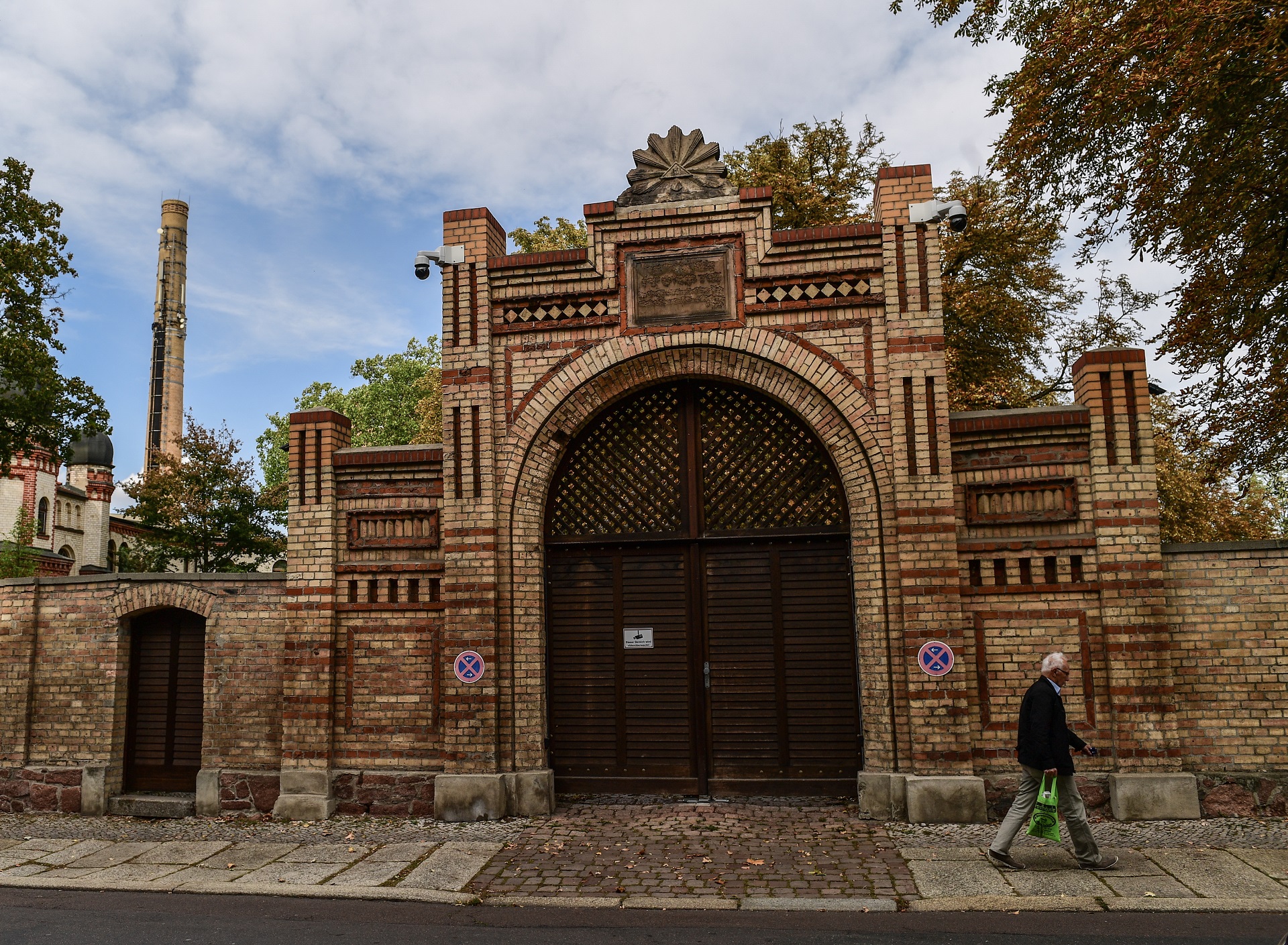 epa08693616 A view shows synagogue in Halle an der Saale, Germany, 24 September 2020. The 27-year-old German Neo-Nazi named by the media as Stephan Balliet, went on rampage shooting and killed two people on 09 October 2019 in front of the synagogue and a Kebab shop in Halle during the Jewish holiday of Yom Kippur.  EPA/FILIP SINGER