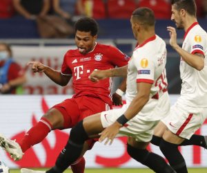 epa08694575 Serge Gnabry (L) of Bayern Munich in action during the UEFA Super Cup final between Bayern Munich and Sevilla at the Puskas Arena in Budapest, Hungary, 24 September 2020.  EPA/Bernadett Szabo / POOL