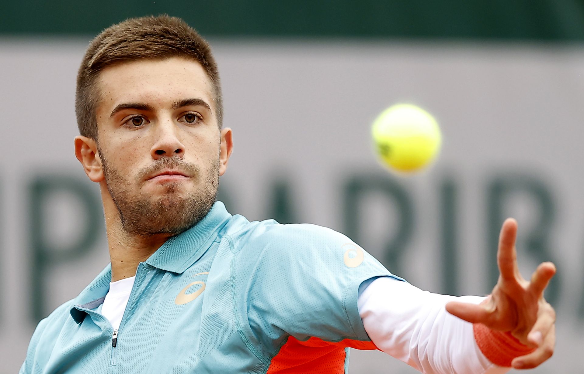 epa08701434 Borna Coric of Croatia in action against Norbert Gombos of Slovakia during their men’s first round match during the French Open tennis tournament at Roland Garros in Paris, France, 27 September 2020.  EPA/IAN LANGSDON