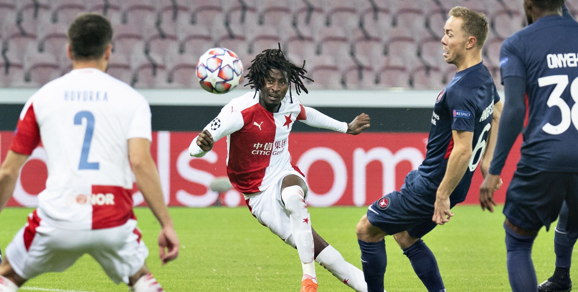 epa08709898 Slavia Prague's Peter Olayinka (C) scores the 1-0 goal during the UEFA Champions League playoff second leg soccer match between FC Midtjylland and Slavia Prague at MCH Arena in Herning, Denmark, 30 September 2020.  EPA/Henning Bagger  DENMARK OUT