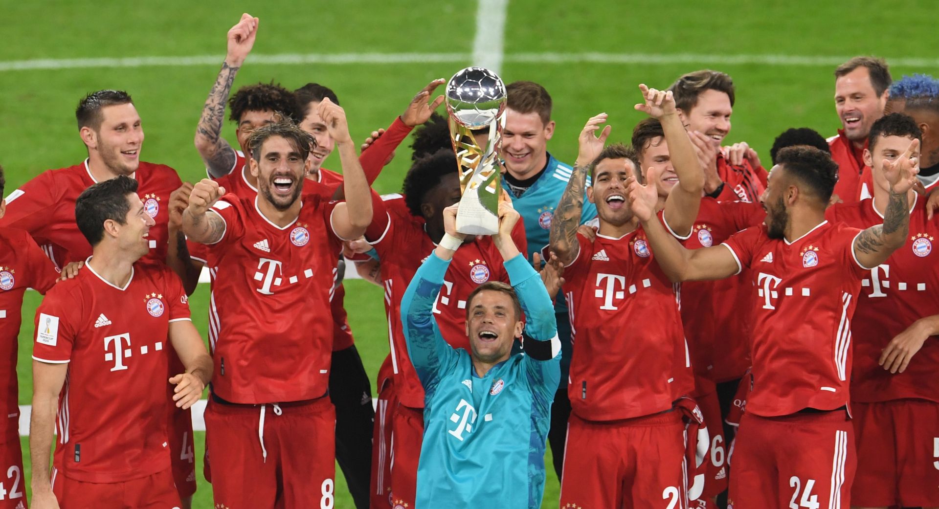 epa08710313 Bayern Munich's goalkeeper Manuel Neuer (C) lifts the trophy as his teammates celebrate after winning the German DFL Supercup soccer match between Bayern Munich and Borussia Dortmund in Munich, Germany, 30 September 2020.  EPA/ANDREAS GEBERT / POOL CONDITIONS - ATTENTION: The DFL regulations prohibit any use of photographs as image sequences and/or quasi-video.