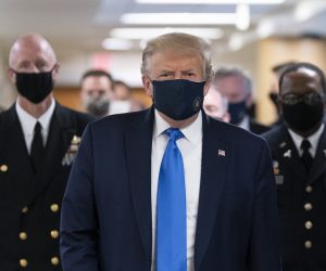 epa08714820 (FILE) - US President Donald J. Trump (C) wears a face mask as he arrives to visit with wounded military members and front line coronavirus healthcare workers at Walter Reed National Military Medical Center in Bethesda, Maryland, USA, 11 July 2020 (reissued 02 October 2020). According to tweets by Trump and his wife Melania, both the President and the First Lady have tested positive for the SARS-CoV-2 coronavirus. US Presidential Councelor Hope Hicks had also tested positive for the virus.  EPA/CHRIS KLEPONIS / POOL *** Local Caption *** 56209775