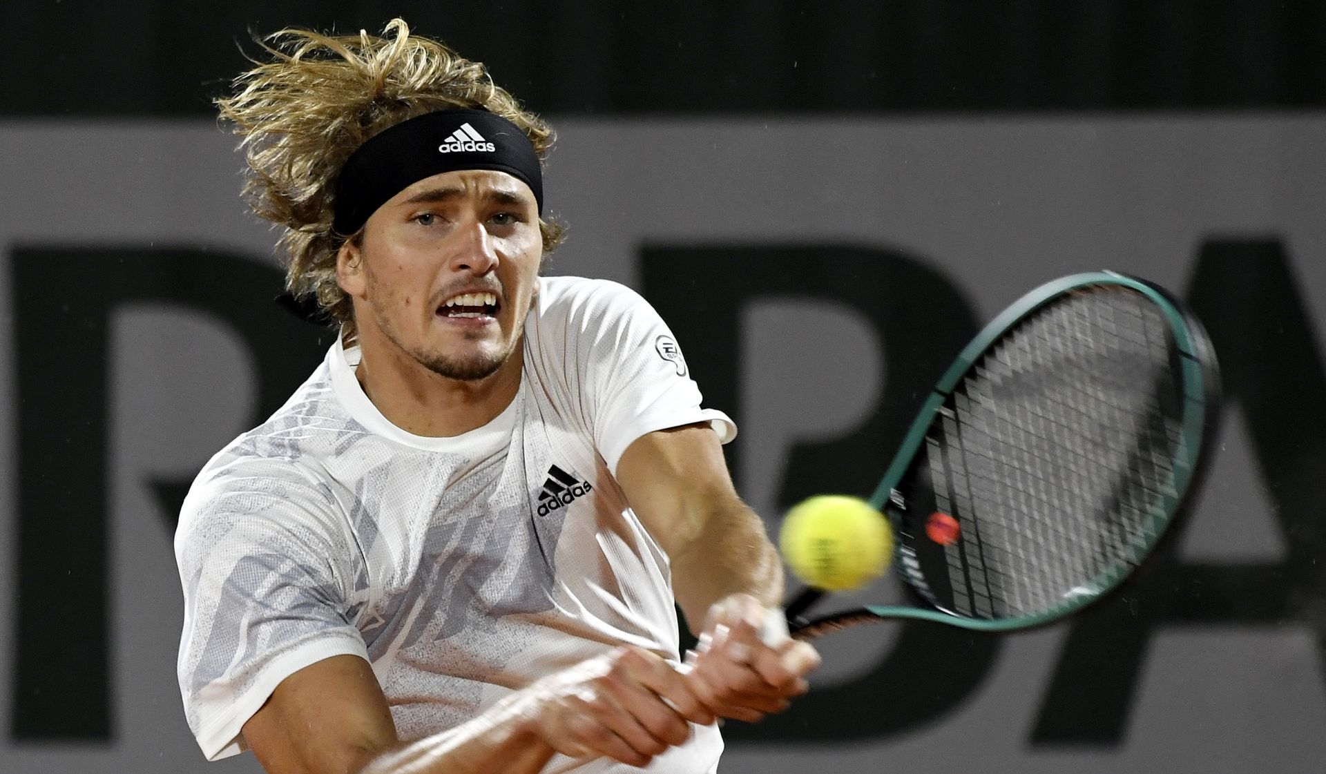 epa08716178 Alexander Zverev of Germany hits a backhand during his third round match against Marco Cecchinato of Italy at the French Open tennis tournament at Roland Garros in Paris, France, 02 October 2020.  EPA/JULIEN DE ROSA