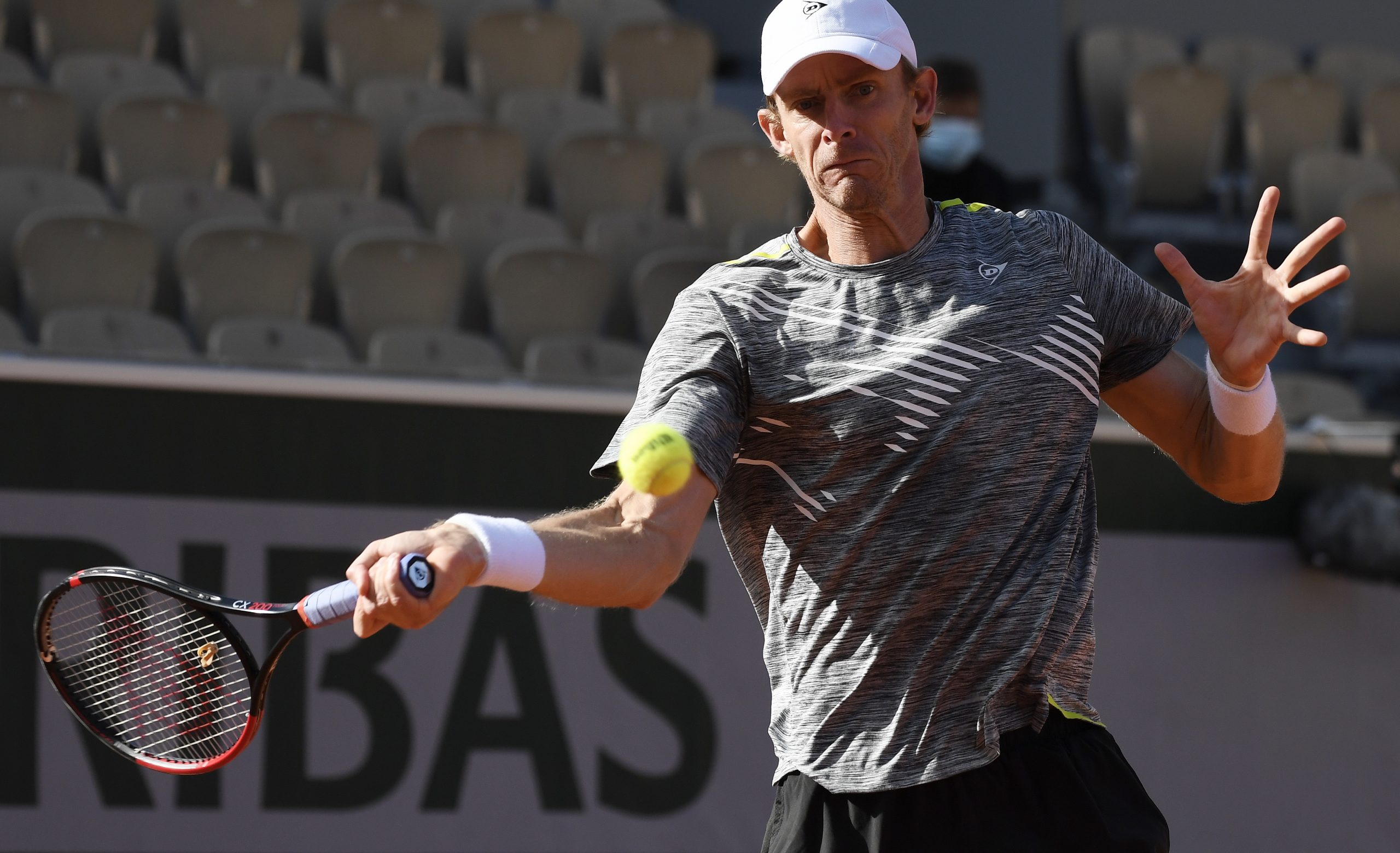 epa08717004 Kevin Anderson of South Africa eyes the ball during his third round match against Andrey Rublev of Russia at the French Open tennis tournament at Roland Garros in Paris, France, 03 October 2020.  EPA/JULIEN DE ROSA