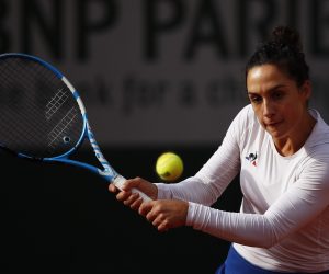 epa08719204 Martina Trevisan of Italy hits a backhand during her fourth round match against Kiki Bertens of the Netherlands during the French Open tennis tournament at Roland Garros in Paris, France, 04 October 2020.  EPA/YOAN VALAT