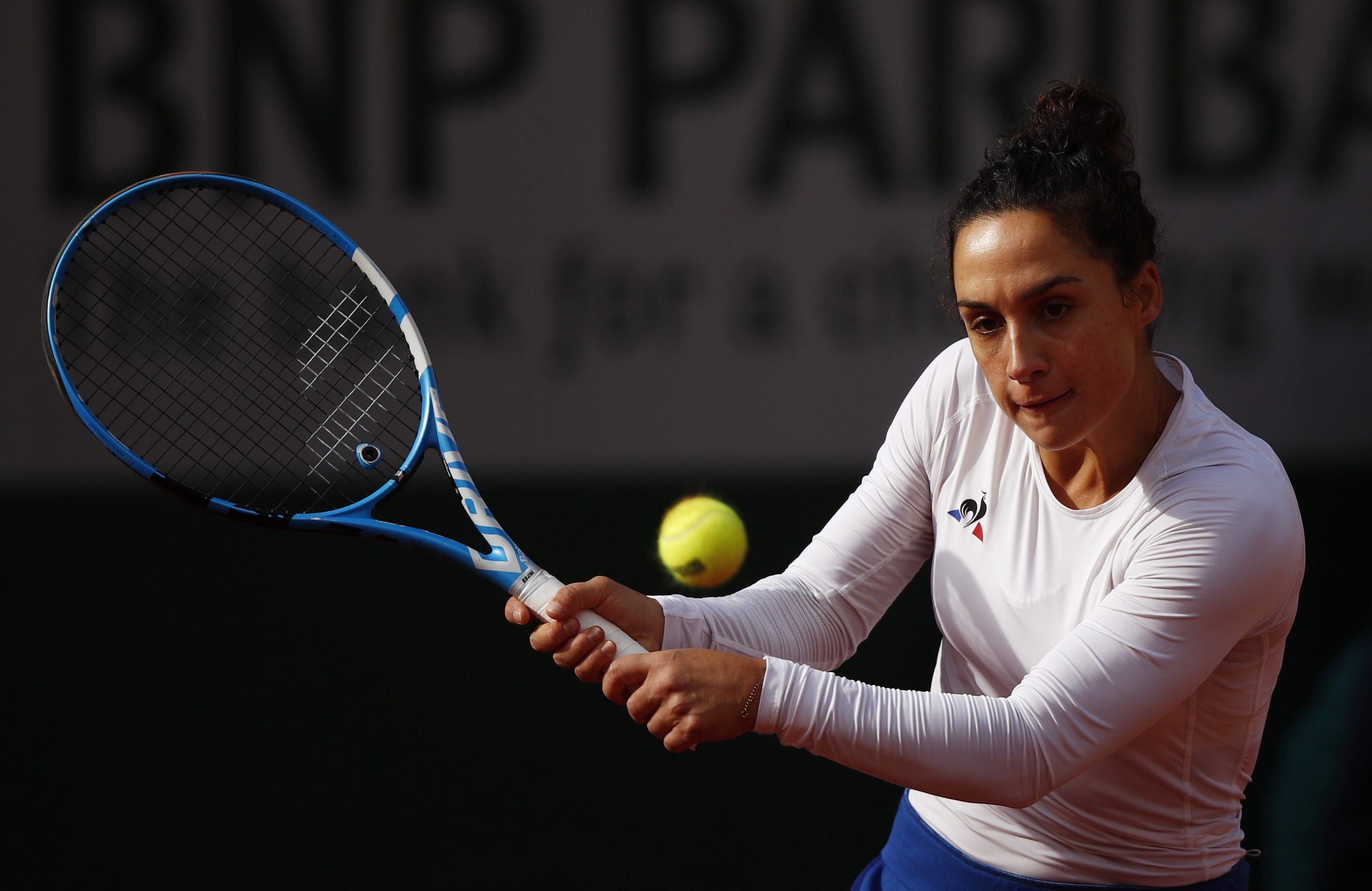epa08719204 Martina Trevisan of Italy hits a backhand during her fourth round match against Kiki Bertens of the Netherlands during the French Open tennis tournament at Roland Garros in Paris, France, 04 October 2020.  EPA/YOAN VALAT
